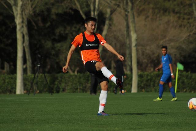 媒体人：篮协已经联系华裔后卫协商入籍办理